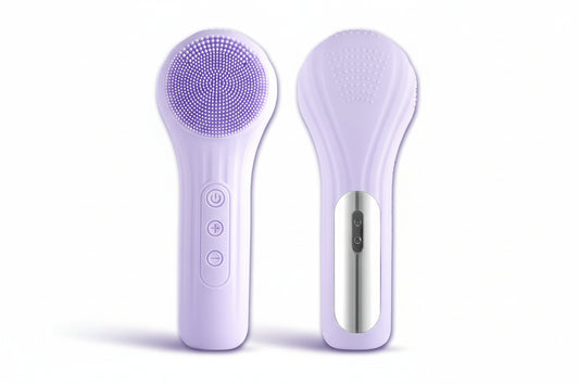 Nahaufnahme von elektrischer Gesichtsbürste in Lila von vorne und von hinten 