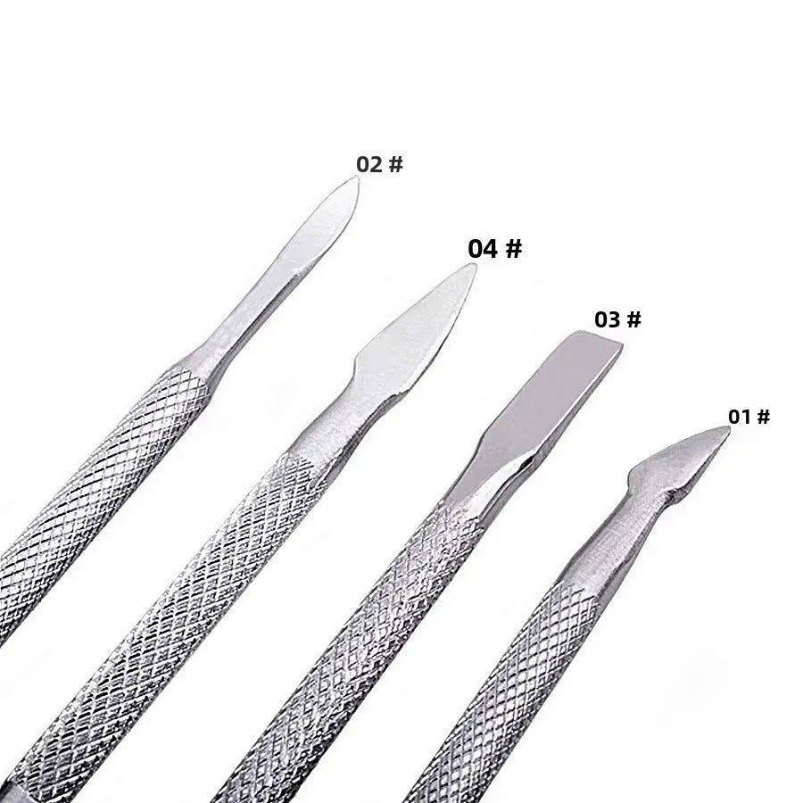 Nahaufnahme von den 4 verschieden Spitzen der verschiedenen Nagelhautpusher aus dem Set