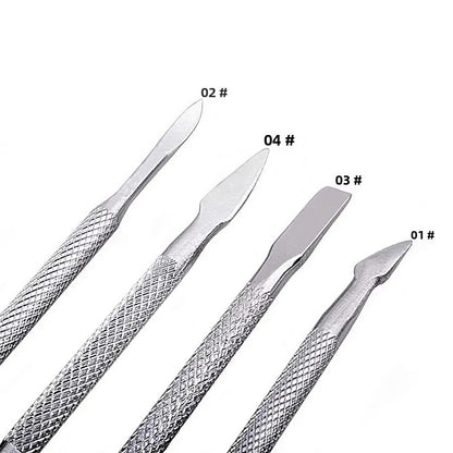 Nahaufnahme von den 4 verschieden Spitzen der verschiedenen Nagelhautpusher aus dem Set