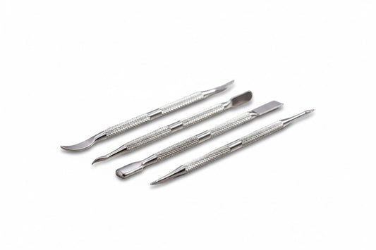 Nahaufnahme von dem 4 teiligen Nagelhautpusher Set liegend 