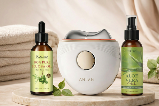 Elektrisches Gua-Sha Gerät mit Jojobaöl und Aloe Vera Gel als bundle im Spa Setting auf Marmorsockel mit Handtüchern und Blättern, professionelle Beauty Produktfotografie